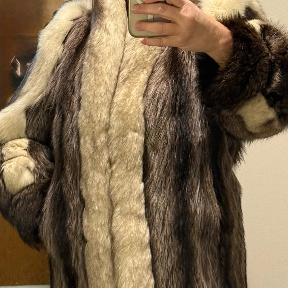 Luxurious Vintage Fox Fur Coat - Picture 8 of 8